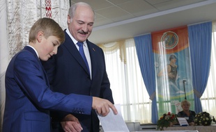 Le président bélarusse Alexandre Loukachenko vote avec son fils, le 11 octobre 2015.