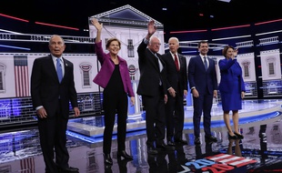 Michael Bloomberg (à g.) n'a pas été épargné par ses adversaires démocrates, à Las Vegas le 19 février 2020.