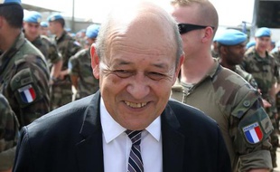 Jean-Yves Le Drian visite les forces de l'ONU au Liban le 20 avril 2015 à Deir Kifa