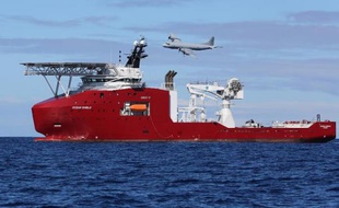 Photo fournie par la Défense australienne le 9 avril 2014 montrant le navire de défense "Ocean Shield" lors d'une mission de recherche du vol MH370 dans l'océan Indien