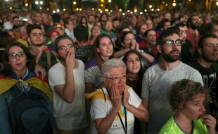 Des Catalans devant un écran géant