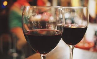 Un seul verre de vin contient 126 calories, selon le service de santé britannique.