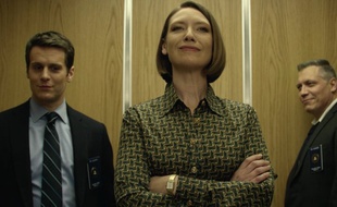 Jonathan Groff, Anna Torv et Holt McCallany dans « Mindhunter »