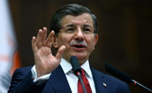 Le Premier ministre turc Ahmet Davutoglu (AKP) s'adresse aux députés de son parti, le 16 février 2016, à Ankara