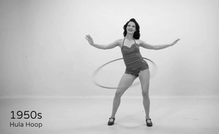 Capture d'écran d'une vidéo diffusée par la mutuelle de santé britannique, Benenden Health, montrant 100 ans de fitness.