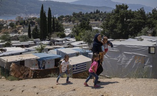 Des migrants afghans dans un camp de réfugiés sur l’île Samos en Grèce, le 11 juin 2021.