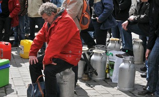Des producteurs de lait font une minute de silence le 01 avril 2010, à Nantes, en hommage aux paysans qui se sont suicidé.
