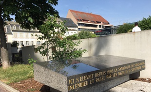 La stèle avait été déplacée de son socle. Elle pèse 1,6 tonne.