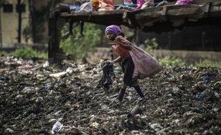 Une enfant traverse une décharge à Maputo, le 14 octobre 2014