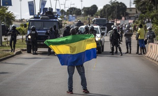 Un partisan de l'opposant gabonais Jean Ping fait face aux forces armées à Libreville, le 31 août 2016.