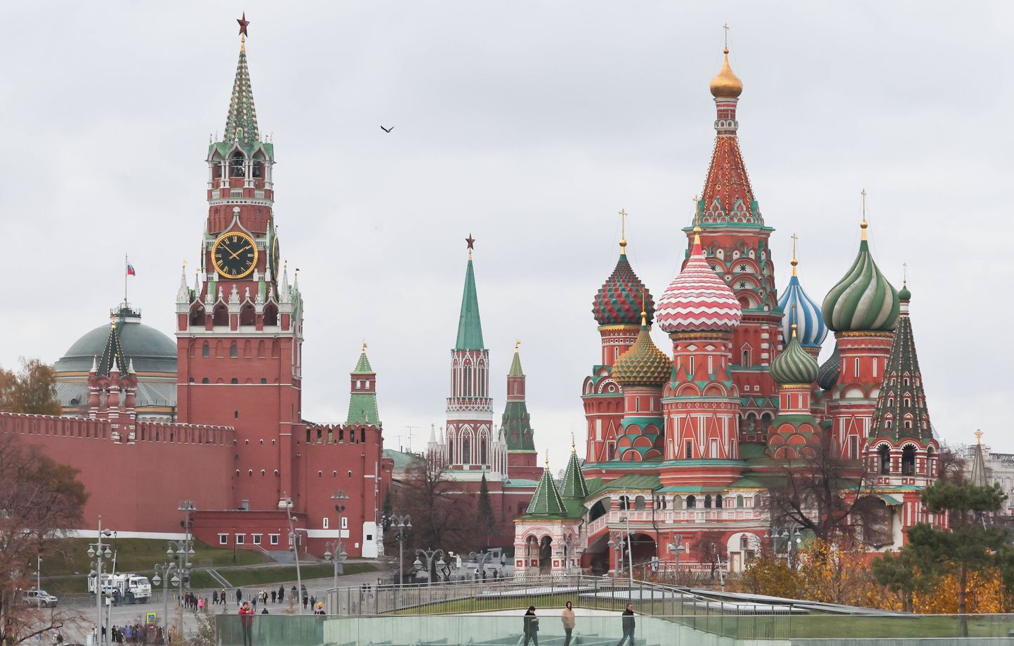 Vue sur la tour Spasskaya du Kremlin et la cathédrale Saint-Basile, à Moscou, le 8 novembre 2023.