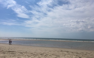 Plage sur le littoral de Nouvelle-Aquitaine, à Soulac (Gironde).
