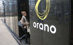 La tour Areva, à la Défense, arbore désormais le nouveau nom du groupe, Orano.