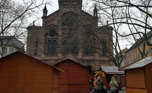 Comme ici place du Temple Neuf, les chalets du marché de Noël sont en pleine installation alors qu'un coup de filet antiterroriste a eu lieu à Strasbourg ce week-end.