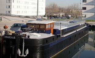 A quai à l'année à Ramonville, la péniche largue ses amarres à Avignon.
