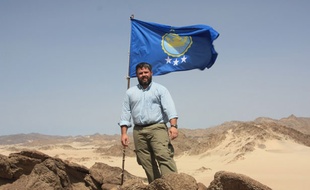 Jeremiah Heath plantant son drapeau du Nord-Soudan, en juin 2014.