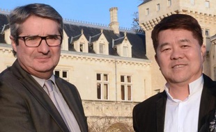 Le milliardaire chinois Lam Kok, acquéreur du château de La Rivière, pose avec le vendeur, James Grégoire, le 20 décembre 2013