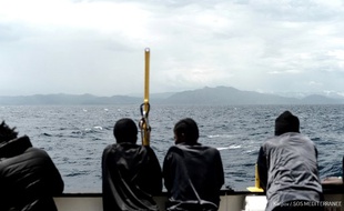 Photo du 15 juin 2018 fournie par Médecins Sans Frontières de migrants à bordde l'«Aquarius».