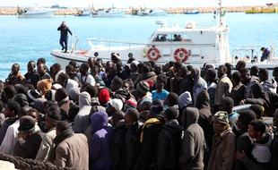 Des migrants en provenance de Libye, secourus par la marine italienne, débarquent en Sicile le 15 février 2015.