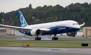 Le 787-9, version allongée du long courrier 787 "dreamliner" du constructeur aéronautique américain Boeing, a réalisé mardi avec succès son premier vol-test d'une durée d'environ cinq heures