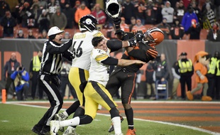 Myles Garrett (à d.) a arraché le casque de son adversaire pour le frapper avec.