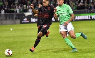 Alassane Pléa, ici à la lutte avec le défenseur suisse Léo Lacroix, dimanche lors d'ASSE-Nice.