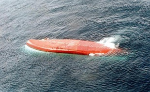 Dix ans presque jour pour jour après le naufrage du ferry sénégalais Le Joola, les proches des 22 victimes françaises attendent toujours une réponse de la justice pour mettre fin à leur marathon procédural et faire "leur deuil".