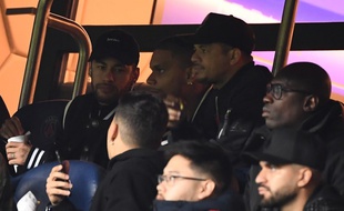 Neymar dans les tribunes du Parc lors de PSG-MU en Ligue des champions, le 6 mars 2019.