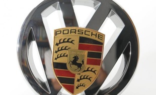 Le constructeur automobile allemand Volkswagen va probablement achever sa reprise complète de son compatriote Porsche cette année, affirme l'hebdomadaire allemand Der Spiegel paru dimanche.