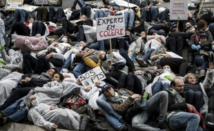 Des centaines d'agents de la police scientifique manifestent à Lyon pour revendiquer "un statut spécial adapté aux contraintes", le 3 novembre 2015
