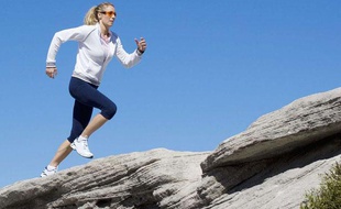 Une jeune femme fait son jogging.