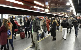 Des usagers en attente sur le quai du RER le 10 décembre 2015 à Paris