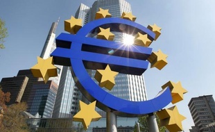 Le sauvetage de l'euro va impliquer partout des pertes de souveraineté nationale difficiles à gérer sur le plan politique, comme le montre le cas de la Grèce où cette situation a conduit à la convocation d'un référendum à haut risque.