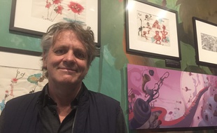 Chris Wedge devant les œuvres l'exposition Blue Sky au musée Art Ludique