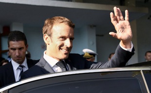 Le président Emmanuel Macron salue la foule après une visite à Varna, en Bulgarie, le 25 août 2017.