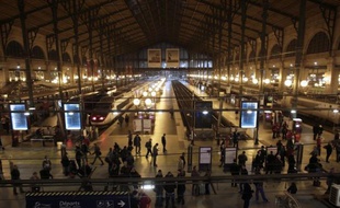 Le trafic des trains de banlieues, des grandes lignes y compris internationales au départ de la gare du Nord à Paris a été fortement perturbé mercredi soir pendant plusieurs heures après une série d'incidents qui ont bloqué des dizaines de milliers de voyageurs.
