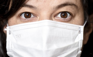 De nombreux soignants de ville attendent désespérement de recevoir des masques de protection pour poursuivre leur activité, et craignent une pénurie.