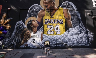 Une fresque représentant Kobe Bryant et sa fille Gianna, à Los Angeles, le 26 janvier 2021.