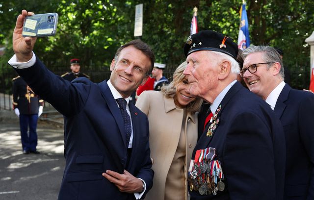 Le président s’est laissé aller au jeu des selfies avec son épouse Brigitte, le Premier ministre britannique, Keir Stamer (à droite) et le vétéran de la Seconde Guerre mondiale Eugenius Nead lors d’une cérémonie qui a eu lieu au pied de la statue du Général de Gaulle à Londres.