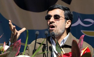 L'Iran "ne pardonnera pas" aux pays arabes du Golfe s'ils soutiennent les "complots" des Etats-Unis contre Téhéran, a affirmé le président du parlement iranien Ali Larijani cité dimanche par les médias.