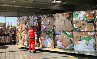 L'impressionnant stockage de cartons compressés du MIN de Nantes.