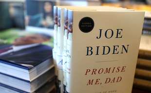 Paru en 2017 aux Etats-Unis, Promise Me Dad, livre de Joe Biden, sera commercialisé en français en mars 2021.