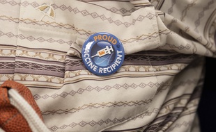 Un badge reçu par une personne vaccinée contre le Covid-19, à New York, en janvier 2021. (illustration)