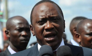 Uhuru Kenyatta, inculpé de crimes contre l'humanité par la Cour pénale internationale, a prêté serment mardi en tant que quatrième président du Kenya, au cours d'une cérémonie dans un stade à une quinzaine de kilomètres de Nairobi