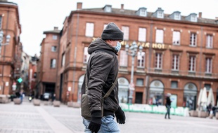 Un homme porte un masque de protection contre le coronavirus sur la place du Capitole, à Toulouse. Illustration.