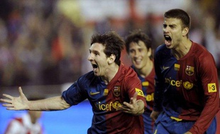 Les joueurs du FC Barcelone (Messi, Bojan et Piqué, de gauche à droite), vainqueurs de la Coupe d'Espagne, le 13 mai 2009 face à Bilbao, à Valence.
