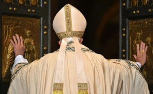 Le pape François ouvre la porte sainte de la basilique Saint-Pierre et lance le Jubilé de la miséricorde le 8 décembre 2015