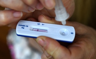 Les contaminations grimpent sous l'effet du variant Delta, très contagieux.