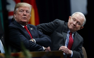 Donald Trump et le ministre américain de la Justice, Jeff Sessions, le 15 décembre 2017, à une cérémonie du FBI.