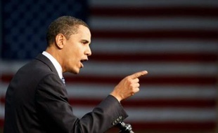Le sénateur Barack Obama a rouvert les hostilités lundi dans la bataille qui l'oppose à la favorite Hillary Clinton à l'investiture démocrate pour la présidentielle américaine, autour du rôle de l'ex-président Bill Clinton, dans une campagne à l'issue incertaine.